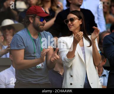 Bradley Cooper beobachtet die Action auf dem Mittelfeld zwischen Roger Federer und Marin Cilic am 9. Tag der Wimbledon Championships im All England Lawn Tennis und Croquet Club in Wimbledon. Stockfoto