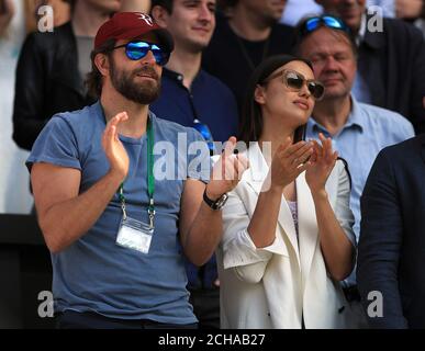 Bradley Cooper und Irina Shayk sehen die Action auf dem Mittelfeld zwischen Roger Federer und Marin Cilic am 9. Tag der Wimbledon Championships beim All England Lawn Tennis und Croquet Club in Wimbledon. Stockfoto