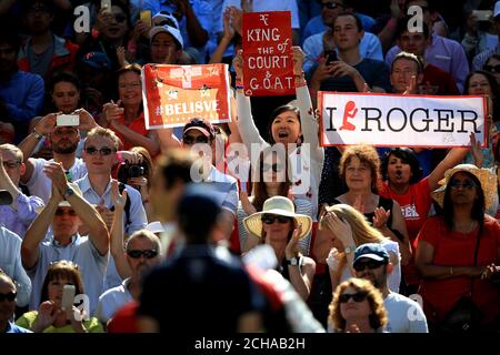 Fans zeigen ihre Unterstützung für Roger Federer am 9. Tag der Wimbledon Championships beim All England Lawn Tennis und Croquet Club in Wimbledon. Stockfoto