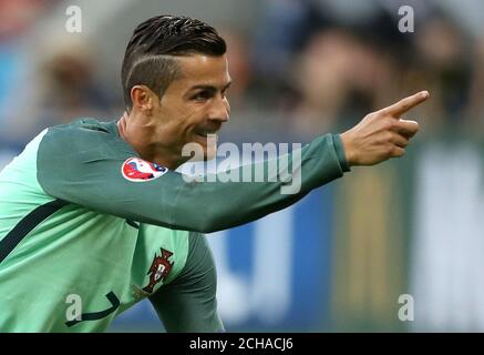 Portugals Cristiano Ronaldo zeigt sich beim UEFA Euro 2016, Halbfinale im Stade de Lyon, Lyon, auf den vierten Offiziellen. Stockfoto