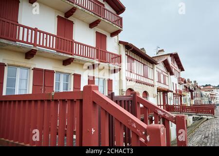 Traditionelle rot-weiße Fachwerkhäuser aus dem baskenland, typische Architektur von Saint Jean de Luz, Departement Pyrenäen-Atlantiques im Südwesten von P. Stockfoto