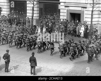 Der Prinz von Wales grüßt vor dem Australia House, während die australischen Truppen vorbeiziehen. Stockfoto