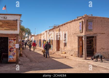 SAN PERDRO DE ATACAMA, CHILE - 8. AUGUST 2018: Touristen in der Caracoles Straße, der Hauptstraße von San Pedro, am 8. August in San Pedro de Atacama, Chile. Stockfoto