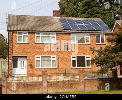 Solarpaneele auf dem Dach eines modernen Doppelhauses in Ipswich, Suffolk, England, Großbritannien Stockfoto