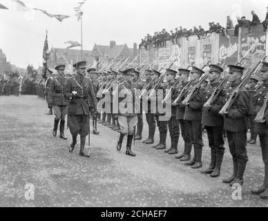 Der Prinz von Wales inspiziert eine Ehrengarde (Welsh Guards) am Bahnhof von Cardiff. Stockfoto