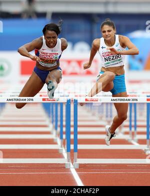 Der britische Sydney Porter (links) gewinnt das Halbfinale der 100-Meter-Hürde für Frauen am zweiten Tag der 2016 European Athletic Championships im Olympiastadion in Amsterdam. Stockfoto