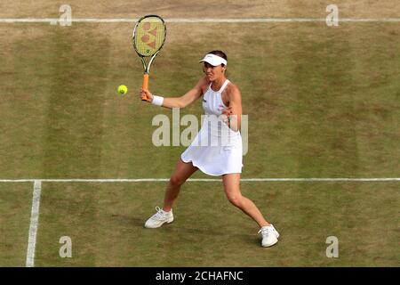 Martina Hingis in Aktion während ihres Doppelmatches mit Leander Paes am 10. Tag der Wimbledon Championships beim All England Lawn Tennis und Croquet Club in Wimbledon. Stockfoto