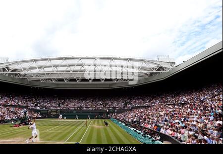 Allgemeine Ansicht als Roger Federer spielt Milos Raonic auf dem Mittelplatz während Tag elf der Wimbledon Championships im All England Lawn Tennis und Croquet Club, Wimbledon. Stockfoto