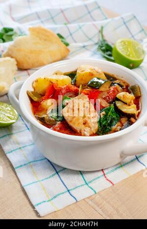 Giambotta in Italien / Marmitako in Spanien (Thunfischsuppe mit Kartoffeln, Paprika und Tomaten) Stockfoto