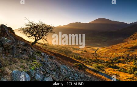 Mit meinem Rücken nach Blea Tarn schaut Little Langdale das Tal hinunter auf den kalten Wintersonnenaufgang, der sein Licht über die Landschaft wirft. Stockfoto