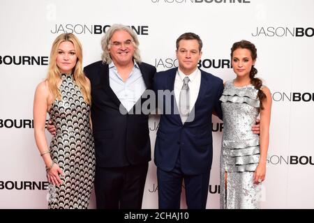 Julia Stiles, Paul Greengrass, Matt Damon und Alicia Vikander bei der Europa-Premiere von Jason Bourne im Odeon Cinema am Leicester Square in London. Stockfoto
