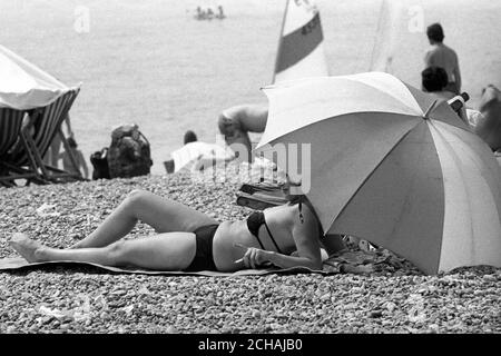 Die Szene am Brighton Strand, als die Temperaturen im Juni 1976 auf 80 Grad anstiegen. Stockfoto