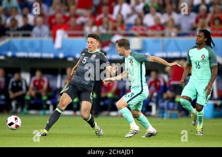 James Chester aus Wales (links) im Einsatz mit Adrien Silva aus Portugal Und Renato Sanches (rechts) Stockfoto