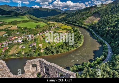 Mala Fatra Gebirge, Mäander des Flusses Vah, Blick vom Schloss Strecno, Zilina Region, Slowakei Stockfoto