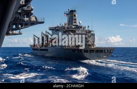 200913-N-DL524-1011 PHILIPPINE SEA (SEPT 13, 2020) der einzige forward-dispossed Flugzeugträger USS Ronald Reagan (CVN 76) nähert sich Flottennachfüller USNS Tippecanoe (T-AO 199) während eines replenishment-at-Sea. Ronald Reagan, das Flaggschiff der Carrier Strike Group 5, bietet eine kampfbereite Kraft, die die Vereinigten Staaten schützt und verteidigt, sowie die kollektiven maritimen Interessen ihrer Verbündeten und Partner in der Indo-Pazifik-Region. (USA Navy Foto von Mass Communication Specialist 2nd Class Erica Beckard) Stockfoto