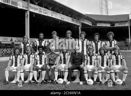 Bei den Hawthorns stehen die First Division West Bromwich Albion FC bereit für die Saison 1979/80. (Hintere Reihe, l-r) Derek Statham, Cyrille Regis, Tony Godden, David Stewart, Alistair Brown, John Trewick und Bryan Robson. (Erste Reihe, l-r) Tony Brown, Alistair Robertson, Brendan Batson, George Wright (Physiotherapeut), John Wile, Ron Atkinson (Manager), David Mills, Gary Owen und Peter Barnes. Stockfoto