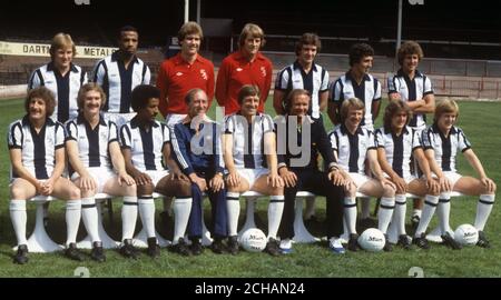 Bei den Hawthorns stehen die First Division West Bromwich Albion FC bereit für die Saison 1979/80. (Hintere Reihe, l-r) Derek Statham, Cyrille Regis, Tony Godden, David Stewart, Alistair Brown, John Trewick und Bryan Robson. (Erste Reihe, l-r) Tony Brown, Alistair Robertson, Brendan Batson, George Wright (Physiotherapeut), John Wile, Ron Atkinson (Manager), David Mills, Gary Owen und Peter Barnes. Stockfoto