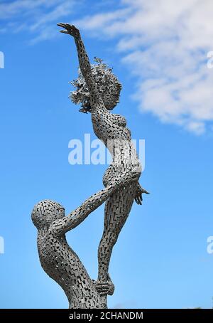 Eine Skulptur des Künstlers Andy Scott vor dem Keepmoat Stadium. Stockfoto