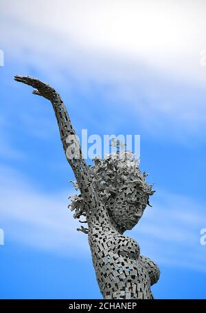 Eine Skulptur des Künstlers Andy Scott vor dem Keepmoat Stadium. Stockfoto