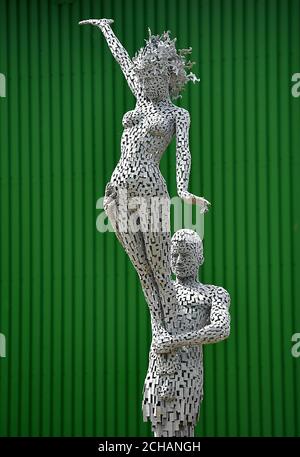 Eine Skulptur des Künstlers Andy Scott vor dem Keepmoat Stadium. Stockfoto