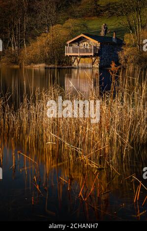 Ikonische Duke of Portland Bootshaus-Reflektion auf Ullswater an einem kalten Wintermorgen. Stockfoto