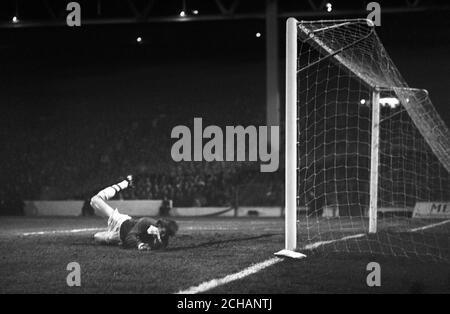 Everton Torwart Neville Southall taucht, um zu versuchen, den Streik von Liverpool Kapitän Graeme Souness, die die Punktzahl 1-0 in der Milk Cup Wiederholung in Maine Road, Manchester zu retten. Stockfoto