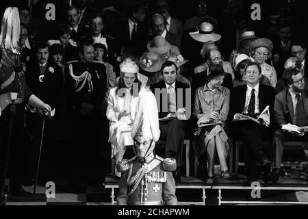 Presseverband Gericht Korrespondentin Grania Forbes (links, in weiß) bei der Royal Wedding of Charles, Prince of Wales, und Lady Diana Spencer in St. Paul's Cathedral, London. Stockfoto