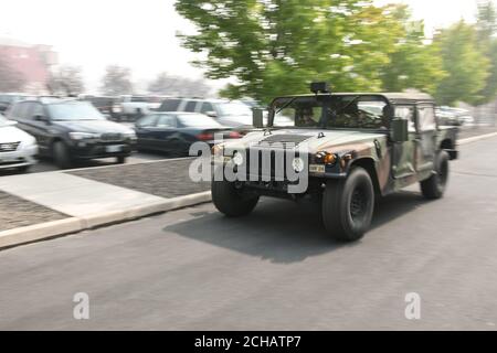 Ein Oregon Army National Guard Humvee beschleunigt die Straße, beladen mit Luftmännern vom 173rd Fighter Wing, die zur Unterstützung von Wildfire-Operationen auf dem Kingsley Field in Klamath Falls, Oregon, am 12. September 2020 abreisen. Seit dem 7. September haben sich Waldbrände über die Ausläufer der Cascade Range ausgebreitet und mehr als 40,000 Oregonier verdrängt. Die Oregon Air National Guard aktiviert freiwillige Bürger, um in evakuierte Gebiete zu reisen und qualifizierte Feuerwehrleute zu unterstützen und die Oregon State Police bei der Evakuierung betroffener Bewohner zu unterstützen. (USA Air National Guard Foto von Senior Airman Adam Smith) Stockfoto