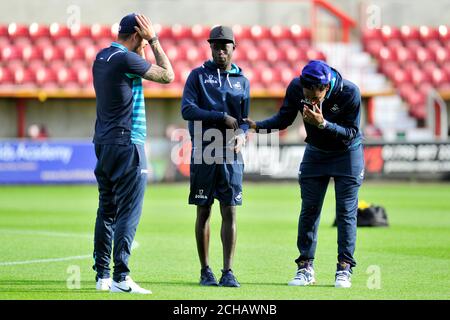 Leroy Fer (rechts) von Swansea City teilt einen Witz mit Teamkollegen Auf dem Spielfeld vor dem Spiel Stockfoto