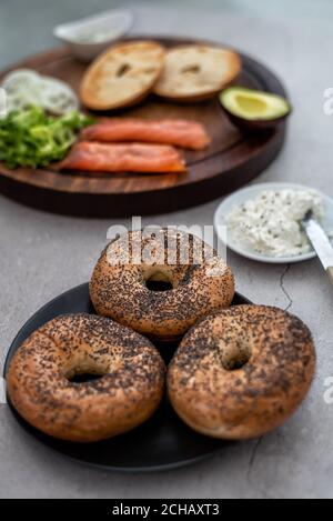 Zutaten für einen Lachs Lox Bagel auf einem Tisch angeordnet Stockfoto