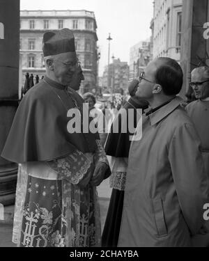 John Carmel (L), Kardinal Heenan, Erzbischof von Westminster, nimmt Abschied von Donald Swann, Teil der Flandern und Swann musikalischen Partnerschaft, vor der St. Martin-in-the-Fields Kirche in Trafalgar Square, London, nachdem sie beide am jährlichen Gottesdienst des freiwilligen und christlichen Dienstes teilgenommen. Beim Ereignis Help the Aged hielt seine Eminenz die Rede und Herr Swann las eine Lektion. Stockfoto