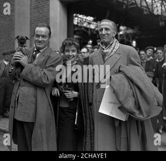 Bob Hope sagt Auf Wiedersehen nach England und wirft einen letzten Blick auf Southampton. Er trägt seinen Hund Candy und neben dem singenden Filmstar Gloria DeHaven. (Mann auf der rechten Seite ist nicht identifiziert). Stockfoto