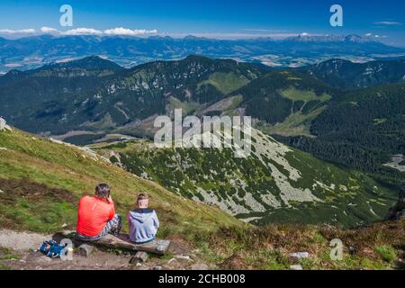 Niedrige Tatra (Nizke Tatry), Blick in der Nähe der Chopok Seilbahn-Station, hohe Tatra (Vysoké Tatry) in der Ferne, niedrige Tatra Nationalpark, Zilina Region Slowakei Stockfoto