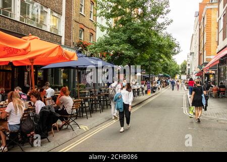 London - September 2020: Marylebone High Street Szene. Eine gehobene Einkaufs- und Restaurantgegend in Westminster