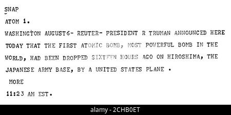 Eine Nachrichtensendung der Reuters-Press Association über die erste Atombombe, die auf Hiroshima in Japan abgeworfen worden war. Stockfoto