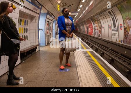 London - September 2020: Menschen in der Londoner U-Bahn tragen covid 19 Gesichtsmasken Stockfoto