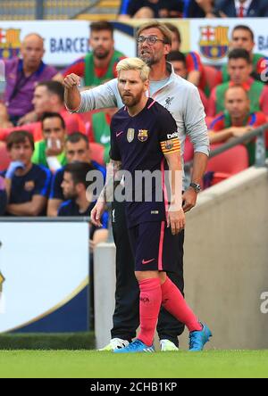 Liverpool-Manager Jurgen Klopp (zurück) mit Lionel Messi aus Barcelona Stockfoto