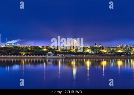 Blagoweschtschensk, Russland - 25. Jun 2020: Blick auf die chinesische Stadt Heihe vom Ufer der Stadt Blagoweschtschensk. Lichter der Nachtstadt Stockfoto