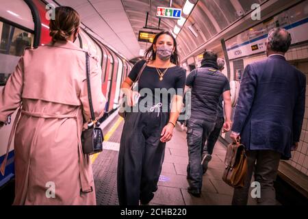 London - September 2020: Menschen in der Londoner U-Bahn tragen covid 19 Gesichtsmasken Stockfoto