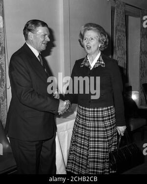 Während eines Empfangs des Unterhauses für Cyril Arthur, die parlamentarische Redakteurin der Pressevereinigung, trifft er die konservative Parteiführerin Margaret Thatcher. Stockfoto