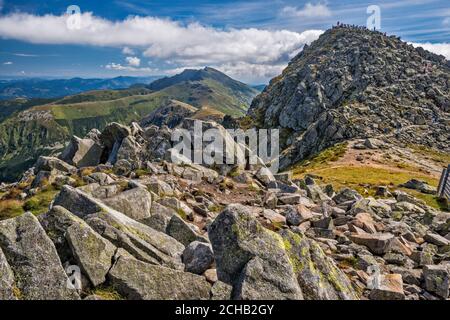 Chopok Gipfel rechts, Dumber in der Mitte, niedrige Tatra, Blick in der Nähe der Chopok Seilbahn-Station, hohe Tatra in Far dist, niedrige Tatra Nationalpark, Slowakei Stockfoto