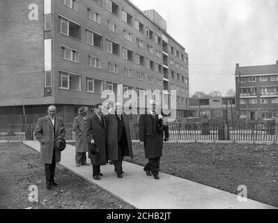 Herr Paul Lucke, Bundesminister für Wohnungsbau (zweiter von links, Hut in der Hand) wird von E.E. begleitet Woods (Dritter von links), stellvertretender Vorsitzender des London County Council, bei einem Besuch im Cornish House, einem neu erbauten 18-stöckigen Wohnblock mit drei Zimmern in Southwark, London. Stockfoto