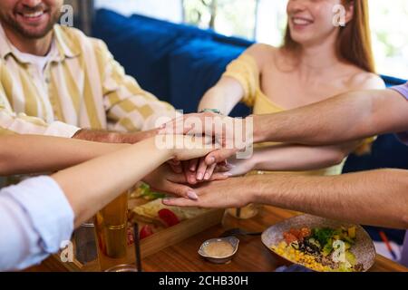 Junge kaukasische Kollegen, die sich im Restaurant zusammenschließen, Kollegen, die Geschäftsteam in der Lounge des Restaurants treffen, Ruhe. Friendsip, teamwo Stockfoto