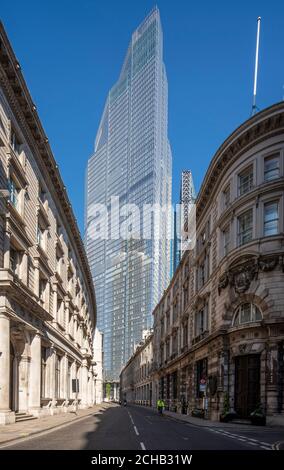 Blick auf westliche Höhe von Threadneedle Street, mit der Sonne voll auf 22 Bishopsgate. Das Leadenhall Building raste rechts hindurch Stockfoto