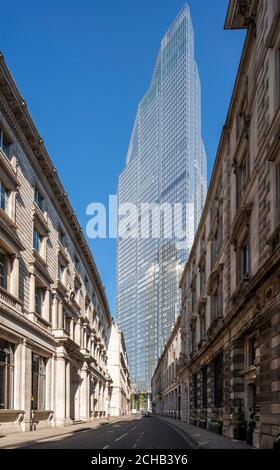 Blick auf westliche Höhe von Threadneedle Street, mit der Sonne voll auf 22 Bishopsgate. City of London Lockdown 2020 - 22 Bishopsgate, London, Unite Stockfoto
