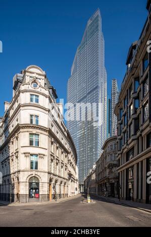 Blick auf die westliche Höhe von der Kreuzung der Old Broad Street und Threadneedle Street, mit der Sonne voll auf 22 Bishopsgate. Das Leadenhall Building pe Stockfoto