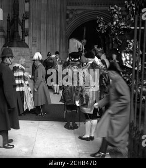 König George V und Königin Mary kommen im Haus der Herren für die staatliche Eröffnung des Parlaments. Stockfoto