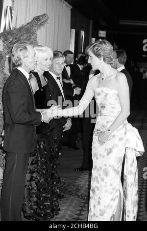 Die Prinzessin von Wales trifft den australischen Schauspieler Paul Hogan, 49, Star von 'Crocodile' Dundee II, der heute Abend im Empire, Leicester Square, London, Premiere feiert. Neben Hogan ist seine Co-Star Linda Kozlowski. Stockfoto