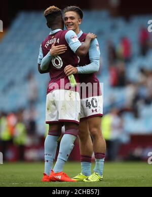 Jack Grealish von Aston Villa (rechts) feiert mit Teamkollege Aaron Tshibola Stockfoto