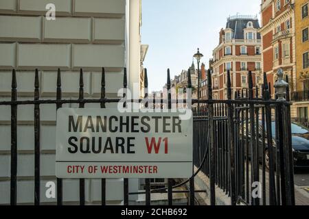 London - September 2020: Manchester Square Straßenschild in Marylebone, City of Westminster